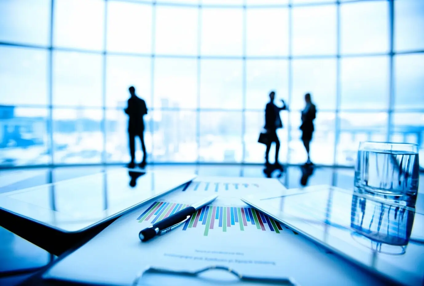 Vue en gros plan d’une tablette et de documents sur le bureau.